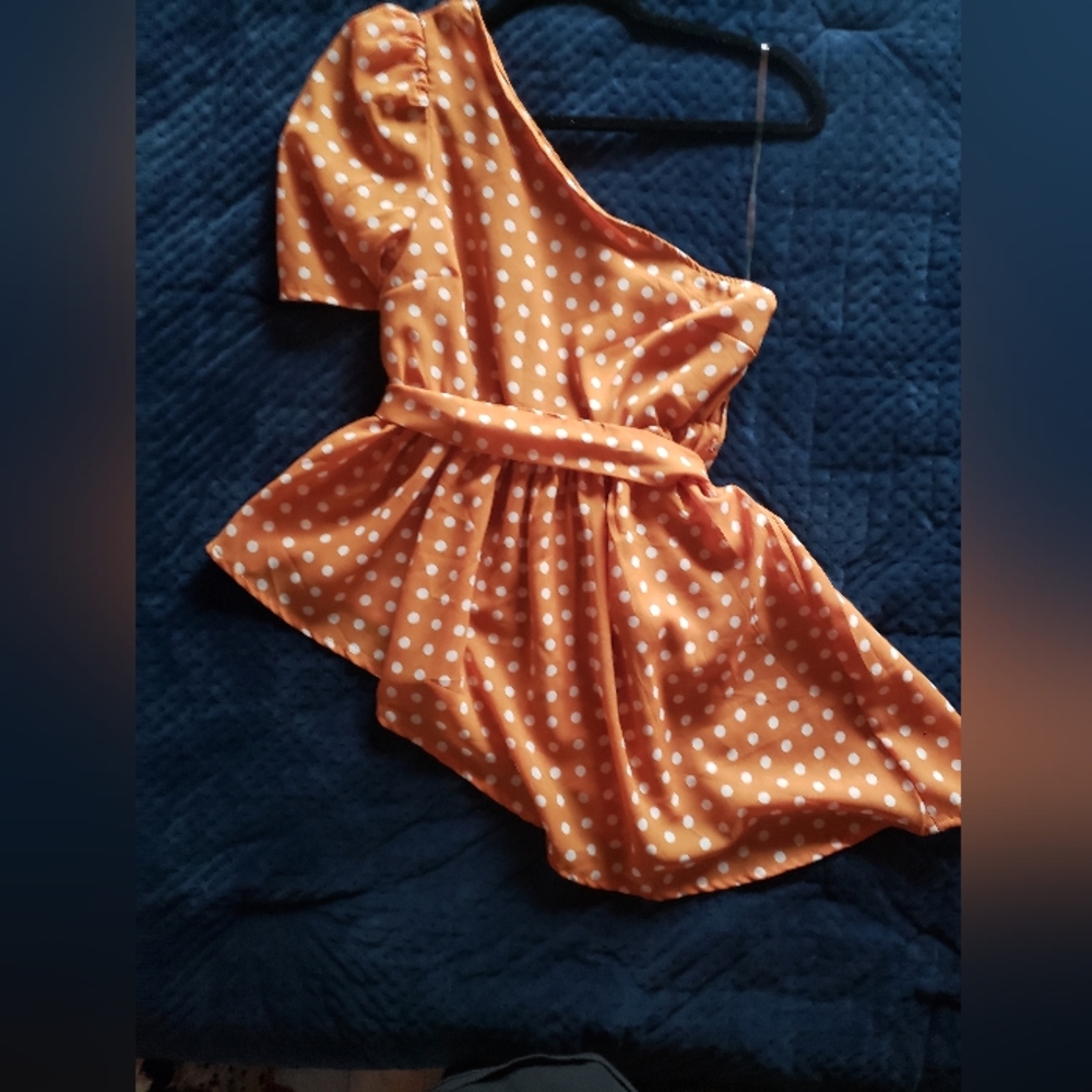 Blouse,one shoulder sleeve.